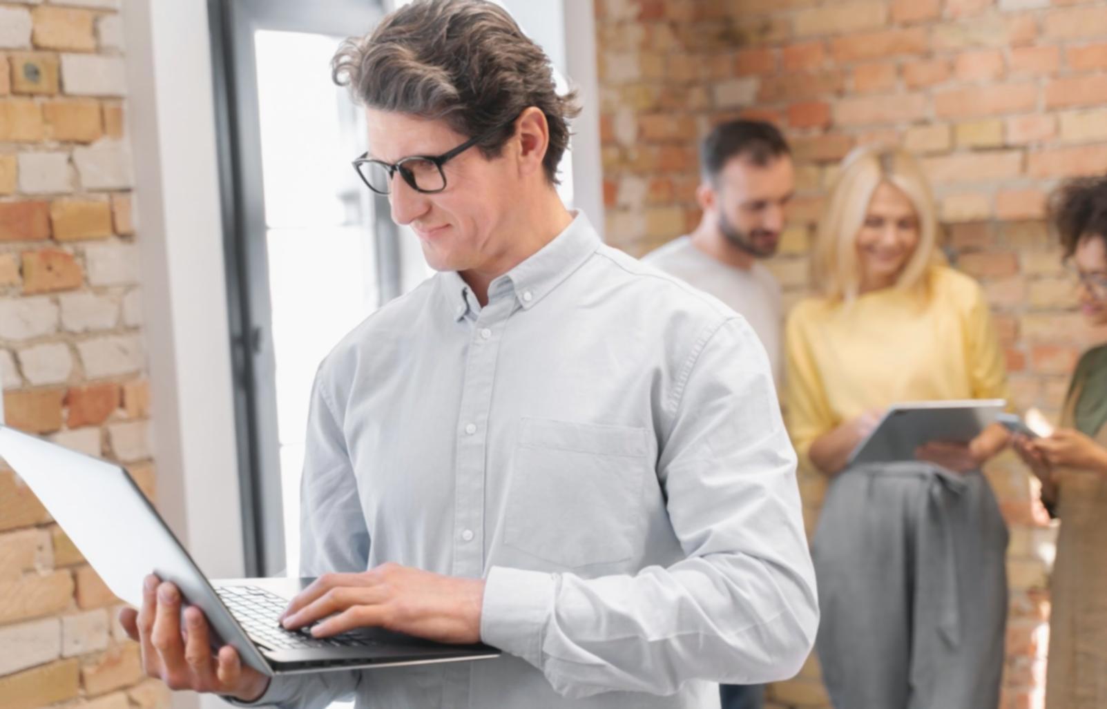 Session de formation en analyse financière avec graphiques et données