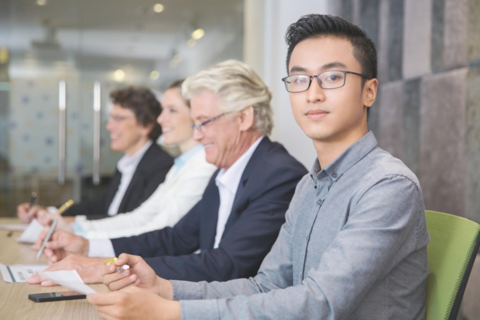 Vue d'ensemble d'une salle de formation moderne avec équipements technologiques